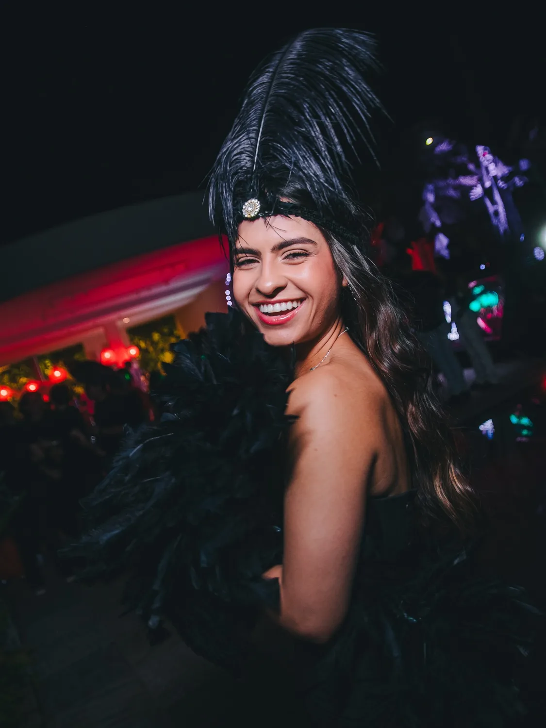Convidada com cocar de plumas
